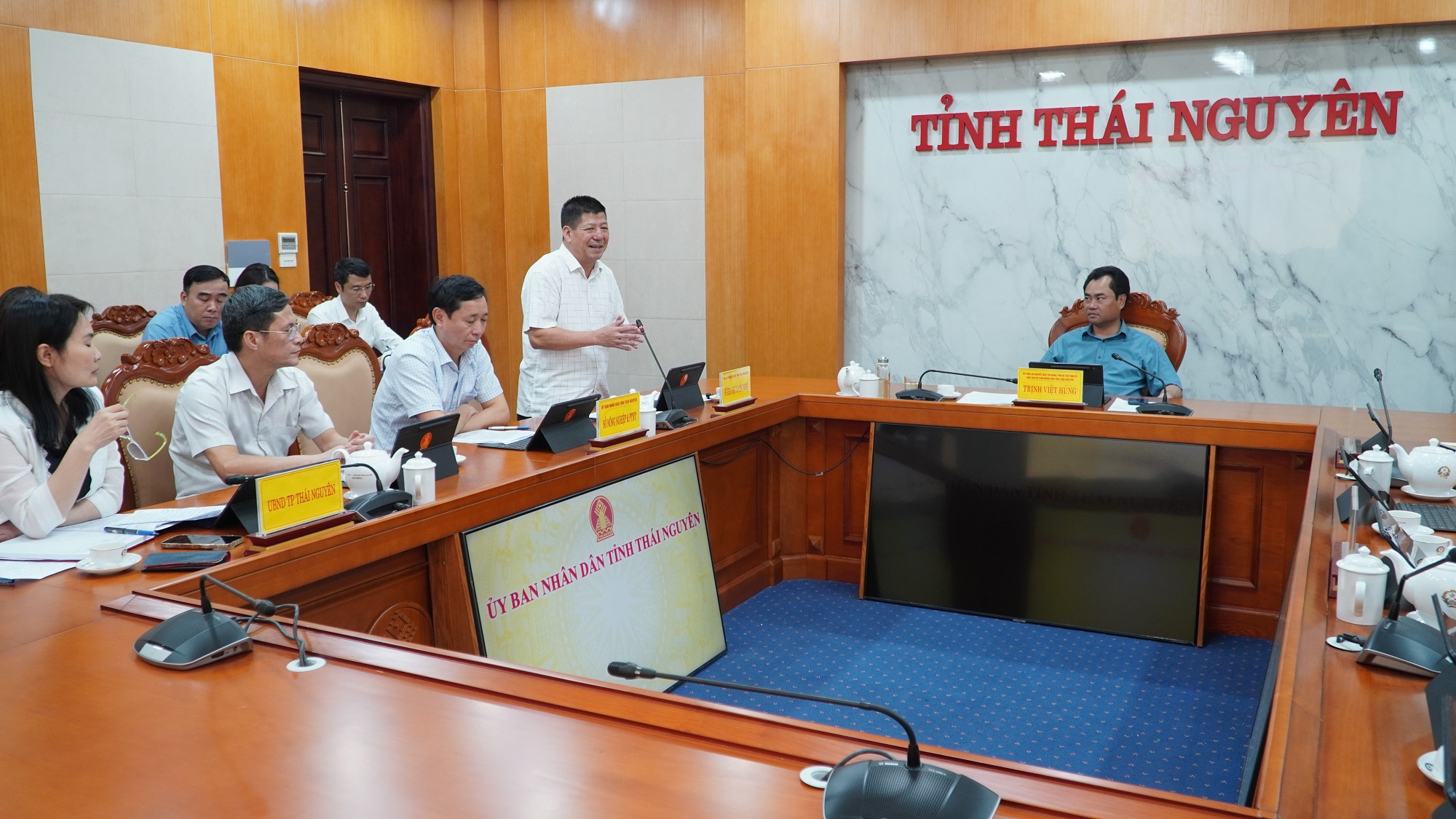 Chủ tịch UBND tỉnh Trịnh Việt Hùng thăm mô hình nghiên cứu chăn nuôi lợn có bổ sung nguyên liệu chè xanh -0