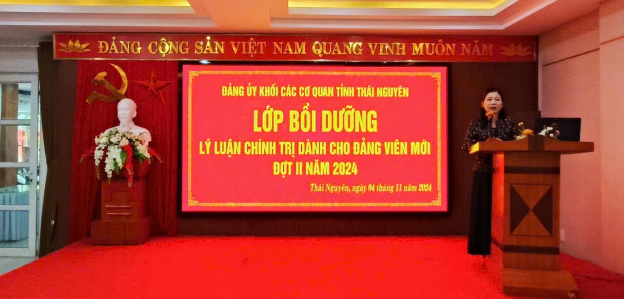 Tham gia bồi dưỡng lý luận chính trị dành cho đảng viên mới -0